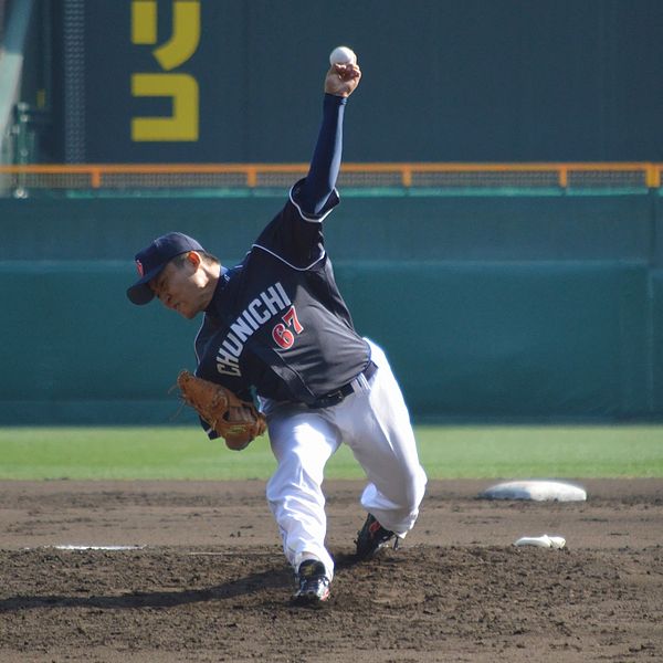 グラウンドで野球をする高橋昭文。 (Wikimedia/Cake6)